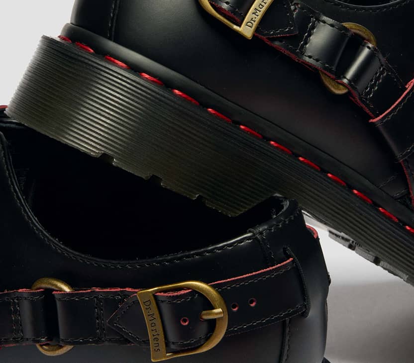 アンティークゴールドのバックルとレースチャーム