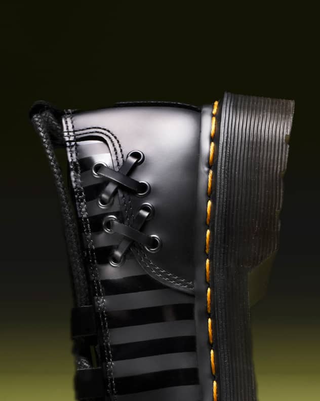 アイレットとレースディテール