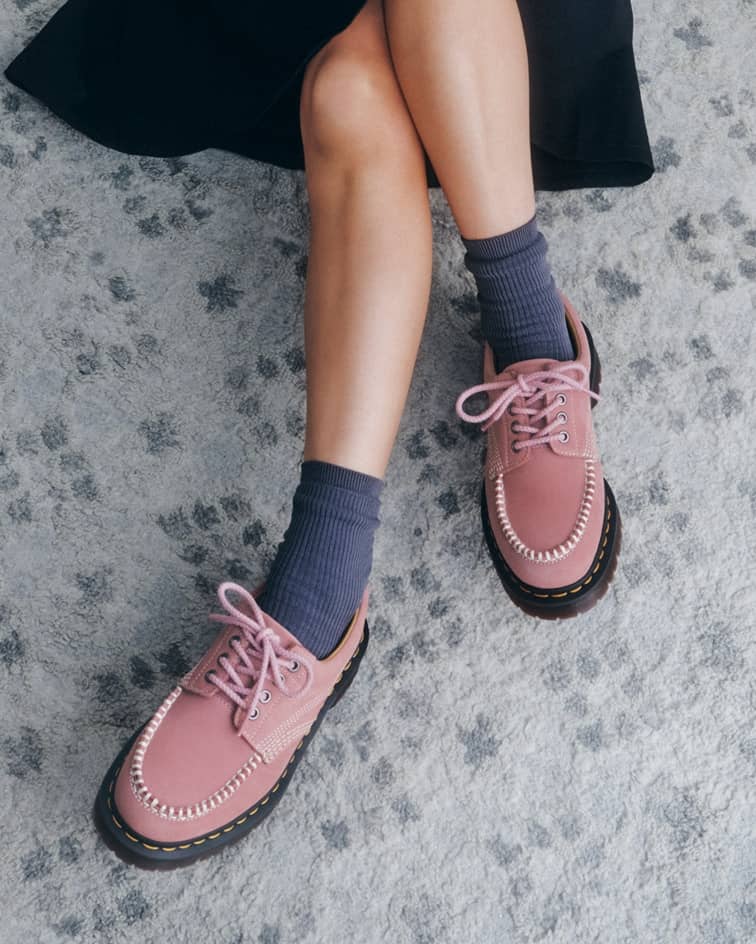 淡いピンクの毛足の短いダスティーローズヌバック