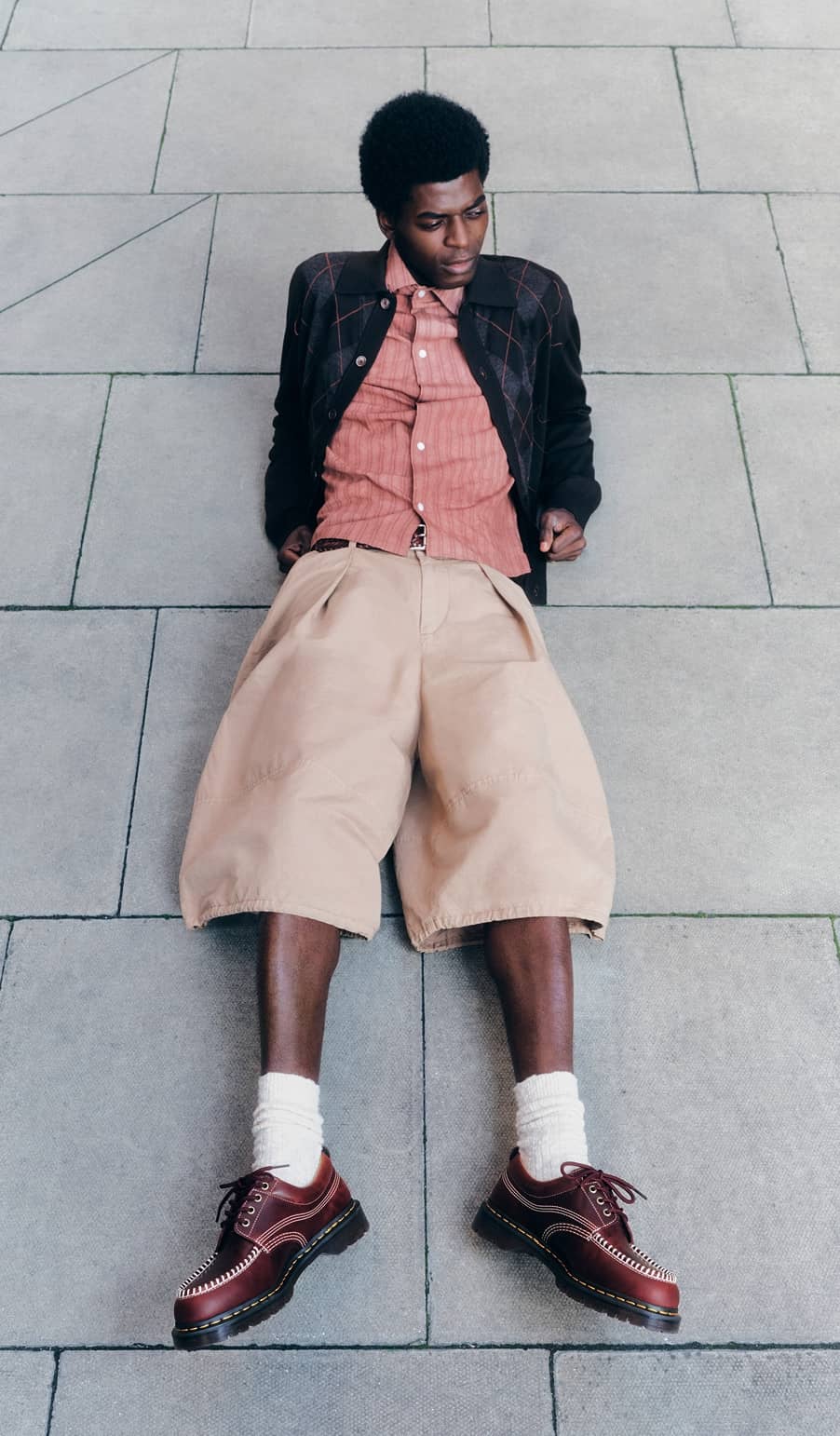 渋みのあるチェリーレッドのワキシープルアップレザー