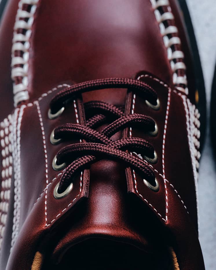 渋みのあるチェリーレッドのワキシープルアップレザー