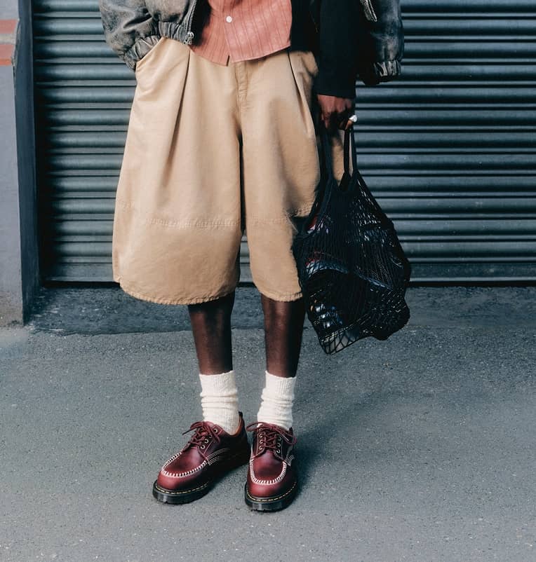 渋みのあるチェリーレッドのワキシープルアップレザー