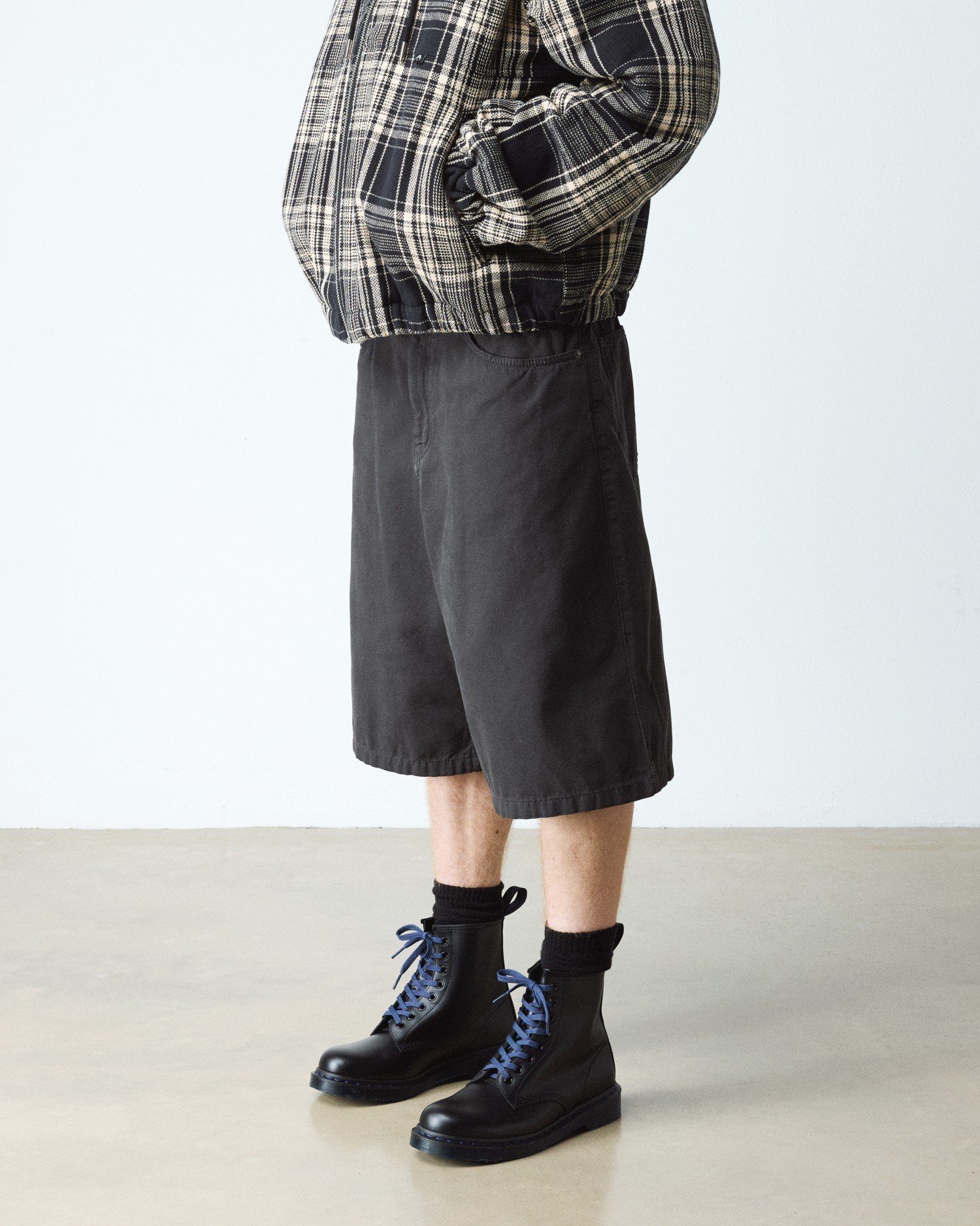 【日本限定】1460 ネイビーソール II 8 ホール ブーツ image number 2